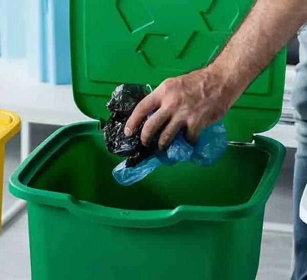 homme-qui-tri-ses-dechets-dans-poubelles