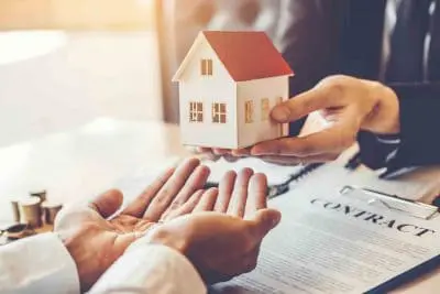 mains-tenant-une-maison-miniature