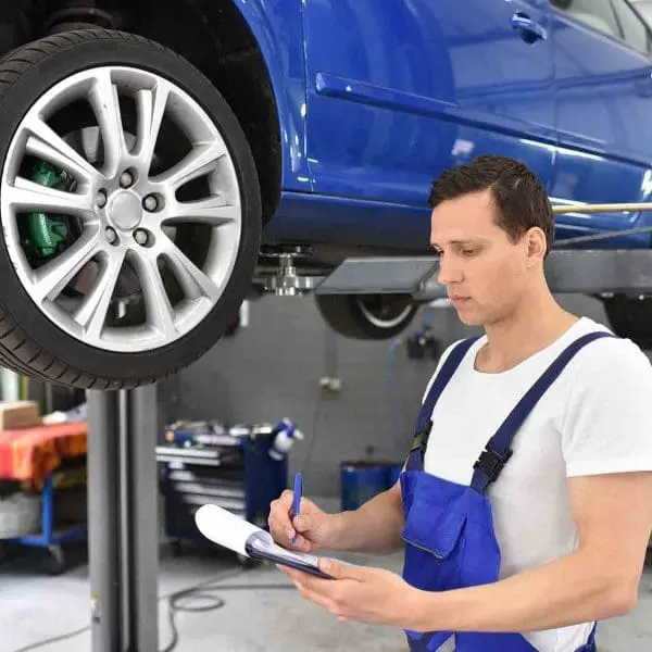 homme-faisant-le-controle-technique-voiture-bleue