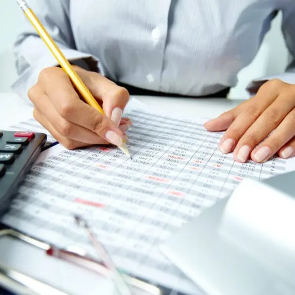 femme-changement-adresse-assurance