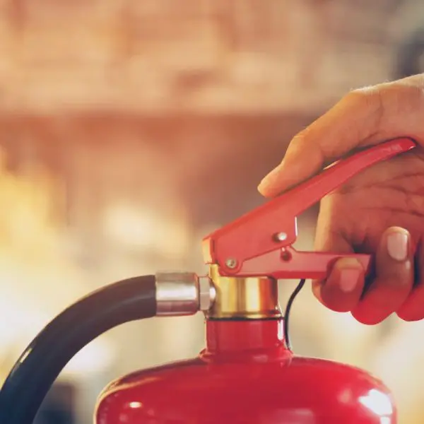 extincteur-dans-un-main-feu