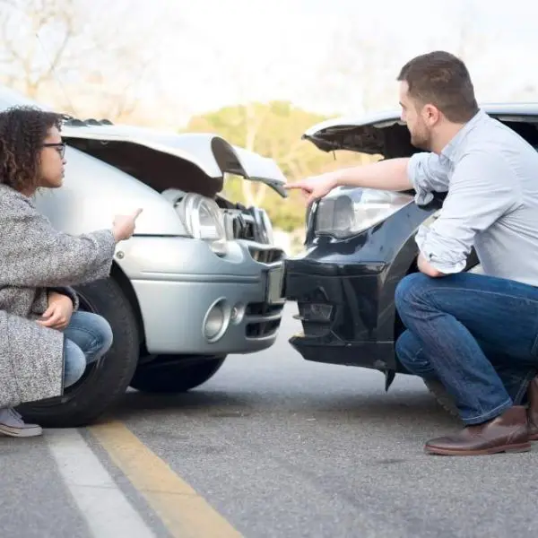 accident-voiture-deux-personnes