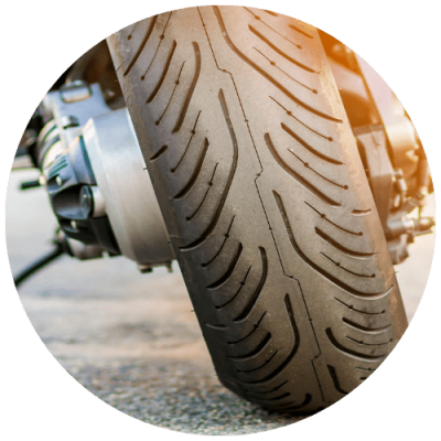 gros-plan-sur-le-pneu-dune-moto