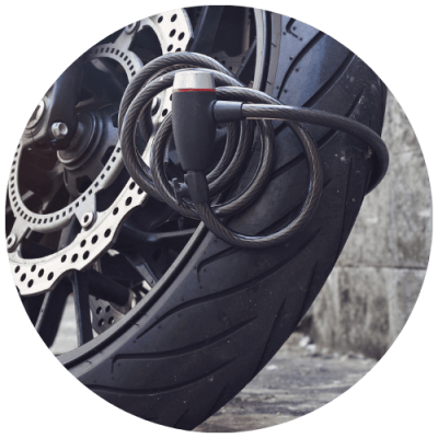 antivol-sur-la-roue-avant-dune-moto