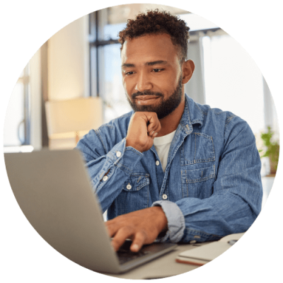 homme-declarant-son-sinistre-moto-depuis-son-ordinateur