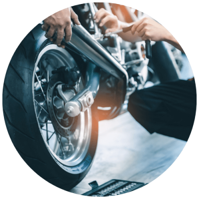 mecanicien-en-train-de-reparer-une-moto-suite-a-sinistre