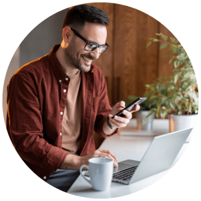 homme-declarant-son-sinistre-habitation-depuis-son-ordinateur