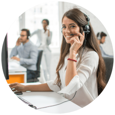 conseillere-gestionnaire-sinistre-repondant-au-telephone