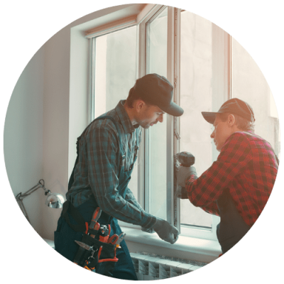 artisans-en-train-de-changer-une-fenetre-suite-a-un-sinistre-habitation