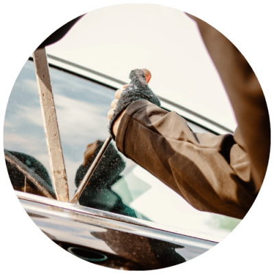 personne-essayant-de-voler-une-voiture