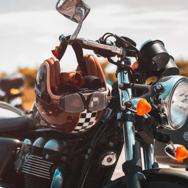 moto-avec-un-casque-sur-le-guidon