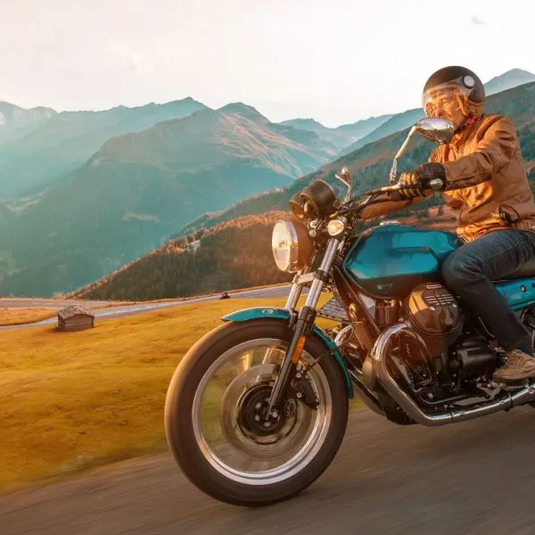 moto-sur-la-route-avec-un-coucher-de-soleil