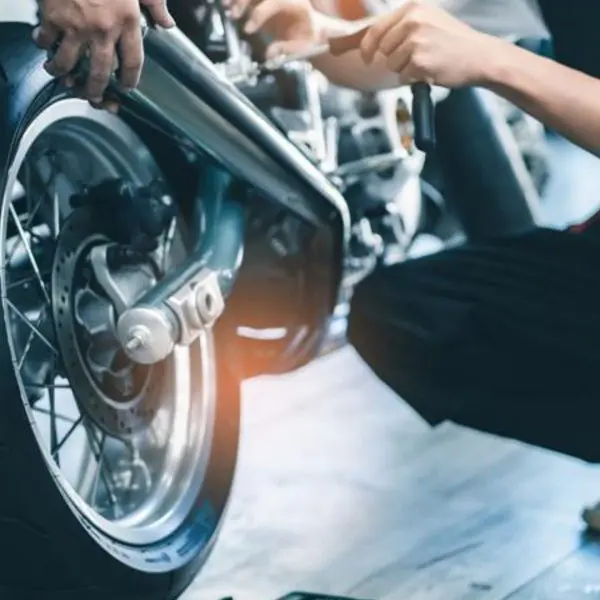 roue d'une moto en réparation