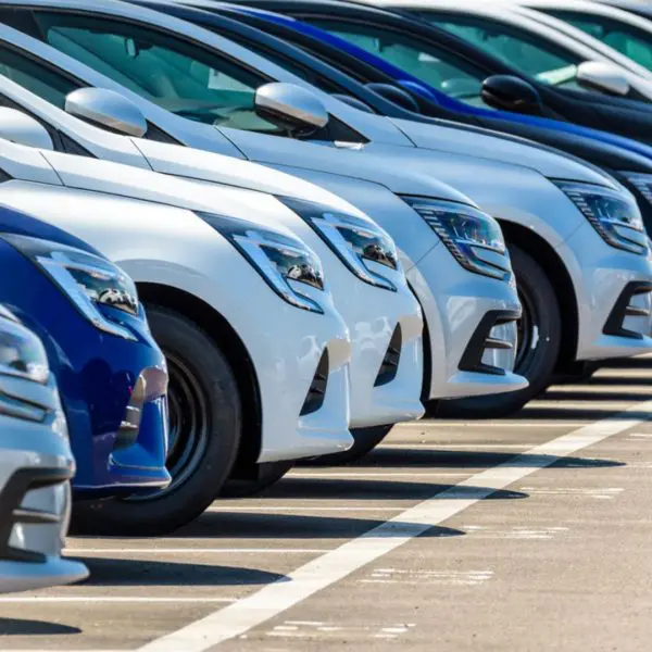 plusieurs-voitures-garées-chez-un-concessionnaire