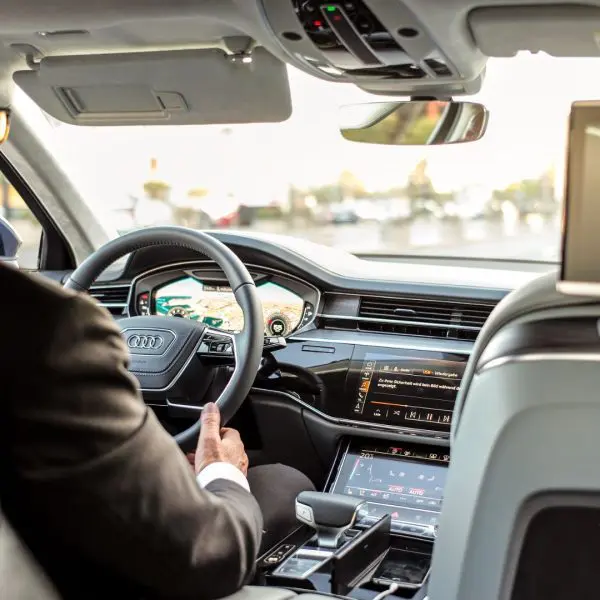 homme au volant de dos avec une vue que l'avant de la voiture