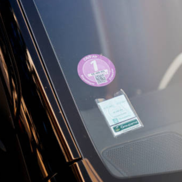 Voiture avec une vignette Crit'Air