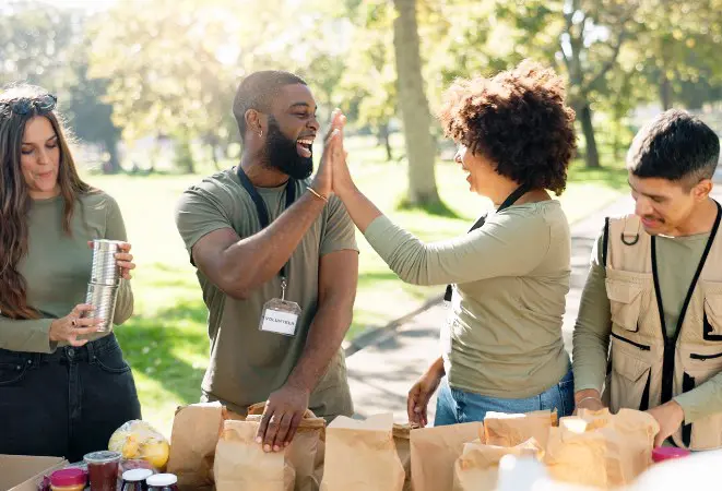 groupe de personnes faisant une collecte de nourriture
