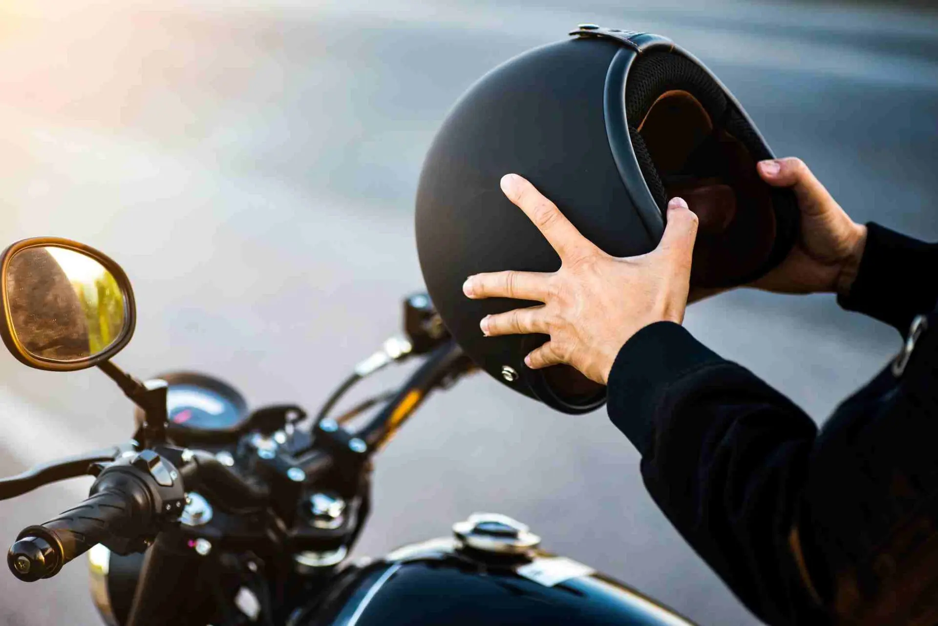 Casques de de moto dans des mains