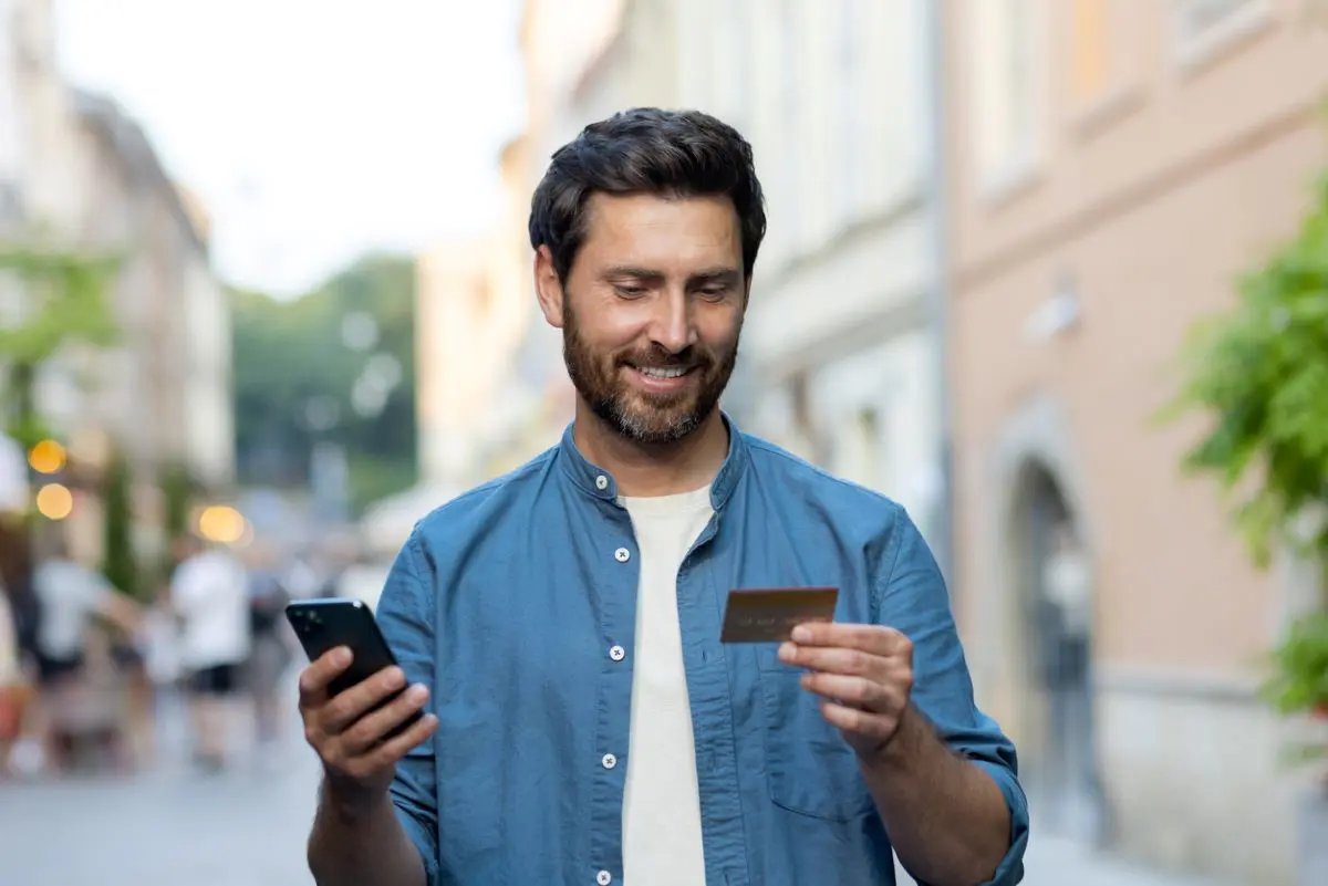homme heureux en train de faire la souscription de son assurance auto en ligne immédiate