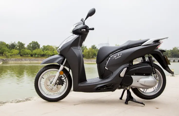 Scooter près d'un lac