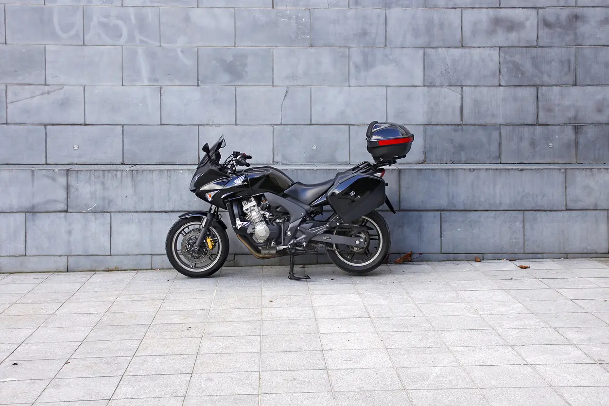 Moto garée sur un trottoir