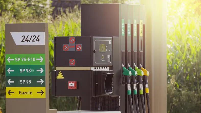 Pompes à carburant dans une station-service, panneaux d’information