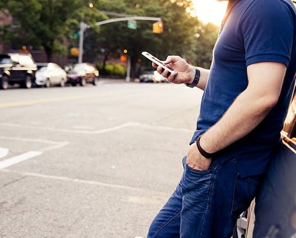 homme-qui-resilie-son-assurance-auto