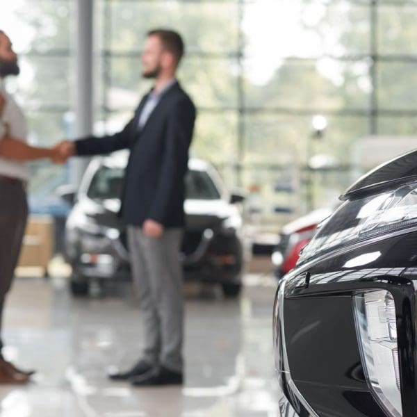 couple-qui-achete-une-voiture-dans-un-garage