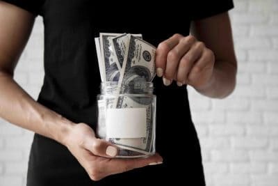 homme-tenant-un-pot-avec-argent