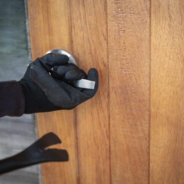 cambrioleur-qui-entre-dans-une-maison