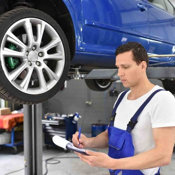 homme-faisant-le-controle-technique-voiture-bleue
