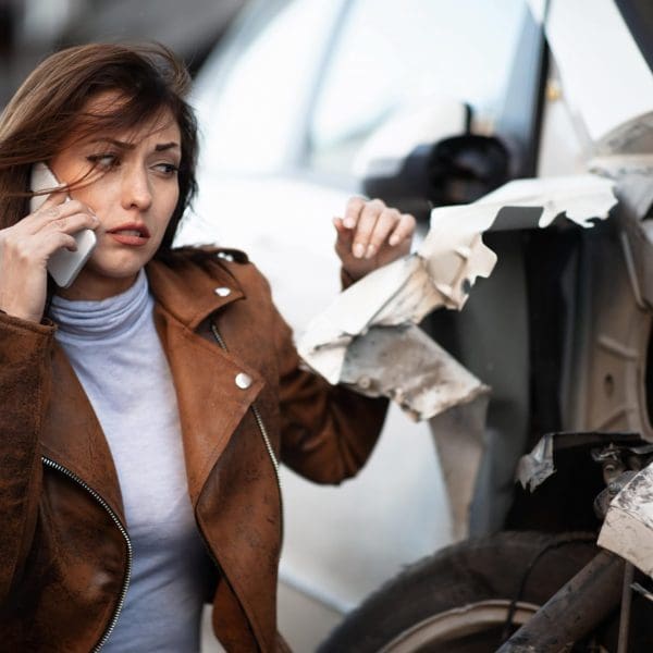 voiture-accident-femme-telephone
