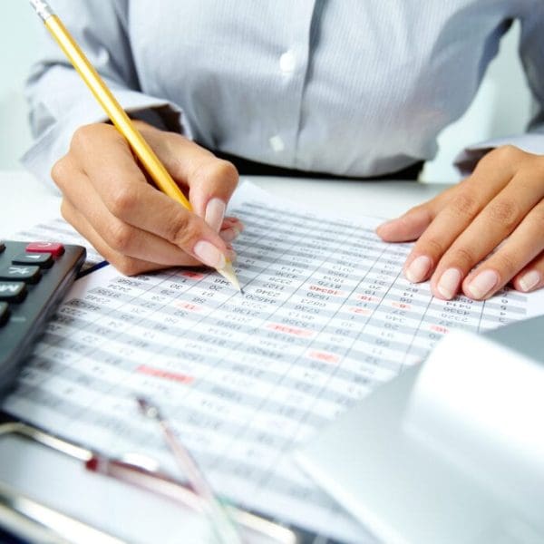 femme-changement-adresse-assurance