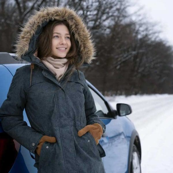 femme-a-cote-voiture-hiver-neige
