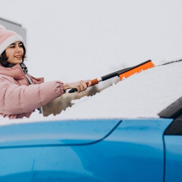 femme-qui-nettoie-son-pare-brise-voiture-neige