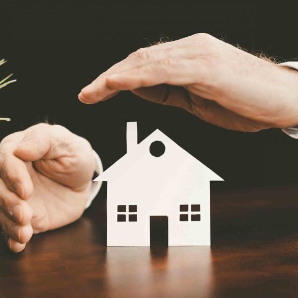 dessin-maison-blanche-dans-mains