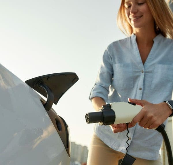 femme-qui-recharge-sa-voiture-electrique
