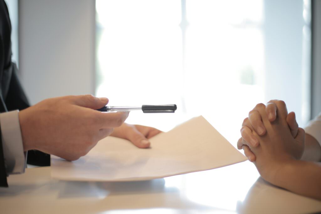 signature-papier-avec-stylo