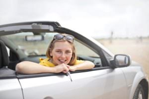 femme-au-volant-d-une-voiture-souriante