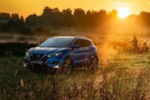 voiture-dans-un-champs-soleil-couchant