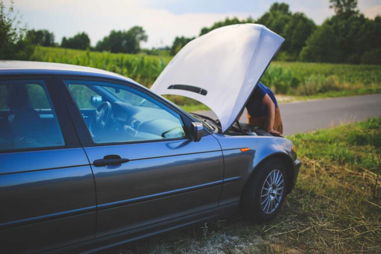 voiture-capot-ouvert-panne