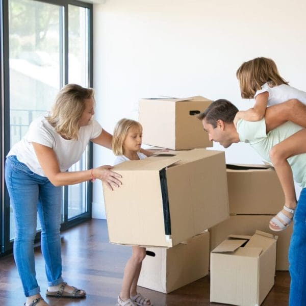 famille-qui-emmenage-dans-sa-nouvelle-maison