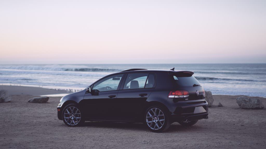 voiture-noir-sur-une-plage