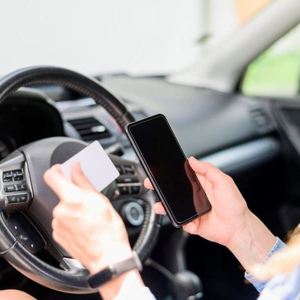 permis-de-conduire-numerique-femme-auto