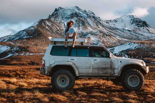 femme-sur-une-voiture-montagne