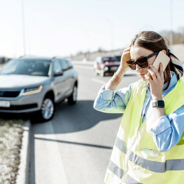femme-au-telephone-après-accident