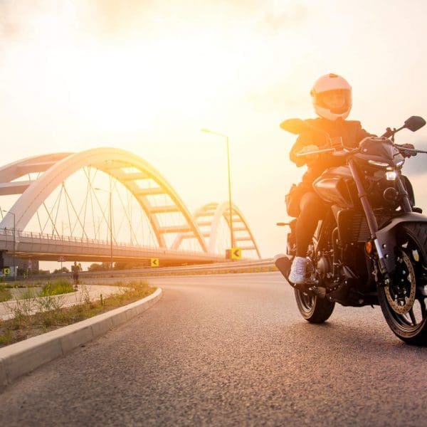 conducteur moto sur la route