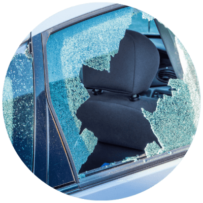 voiture-avec-une-vitre-vandalisee