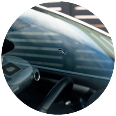 impact-sur-le-pare-brise-dun-vehicule