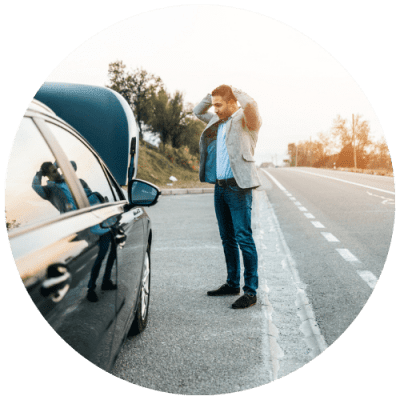 homme-regardant-sa-voiture-en-panne-au-bord-de-la-route